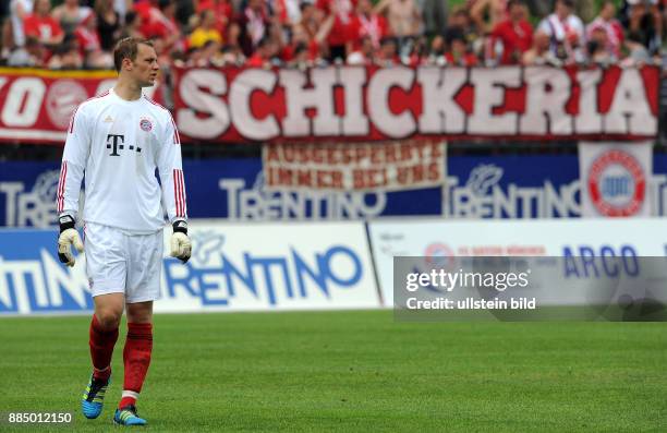 Neuer, Manuel - Fussball, Torhueter, FC Bayern Muenchen, D - beim Trainingslager in Arco , im Hintergrund ein Banner der Ultra-Gruppierung...