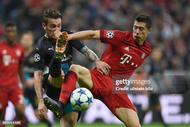 Bayern Muenchen - Arsenal London Robert Lewandowski gegen Mathieu Debuchy