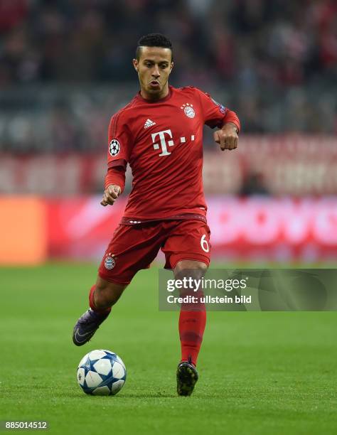 Bayern Muenchen - Arsenal London Thiago Alcantara am Ball