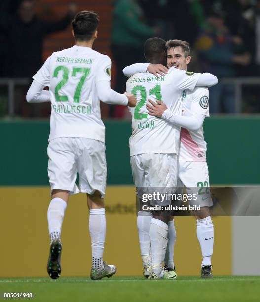 Fussball DFB POKAL 2. HAPTRUNDE SAISON 2015/2016 SV Werder Bremen - 1. FC Koeln Anthony Ujah freut sich nach seinem Tor zum 1:0 etwas zurück...