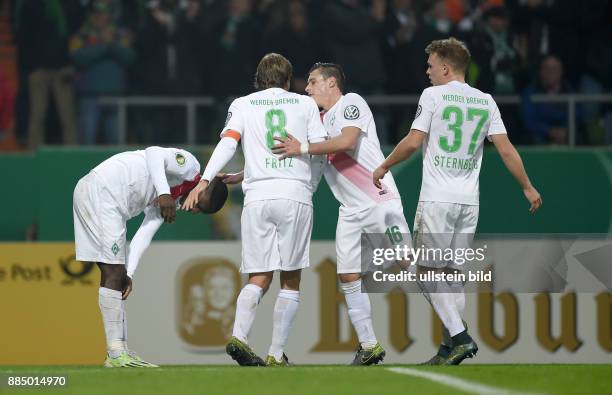 Fussball DFB POKAL 2. HAPTRUNDE SAISON 2015/2016 SV Werder Bremen - 1. FC Koeln Anthony Ujah freut sich nach seinem Tor zum 1:0 etwas zurück...