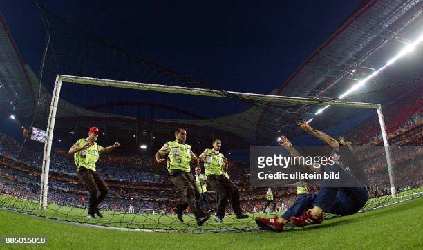 Fussball INTERNATIONAL EURO 2004 Portugal - Griechenland im Stadion da Luz in Lissabon Der Zuschauer; Flitzer; verfaengt sich im Tornetz