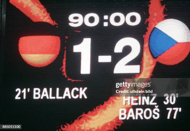 Fussball INTERNATIONAL EURO 2004 Deutschland - Tschechien im Stadion José Alvalade in Lissabon Anzeigetafel nach den Niederlage