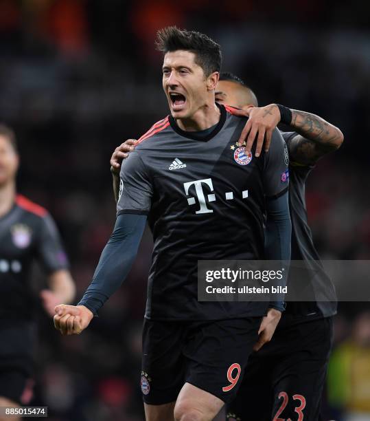 Arsenal London - FC Bayern Muenchen Torjubel: Robert Lewandowski und Arturo Vidal