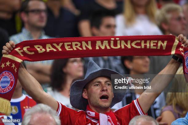 Fussball 1. Bundesliga Saison 2016/2017 1. Spieltag FC Bayern Muenchen - SV Werder Bremen Ein Bayern Fan zeigt Schal und traegt Hut.