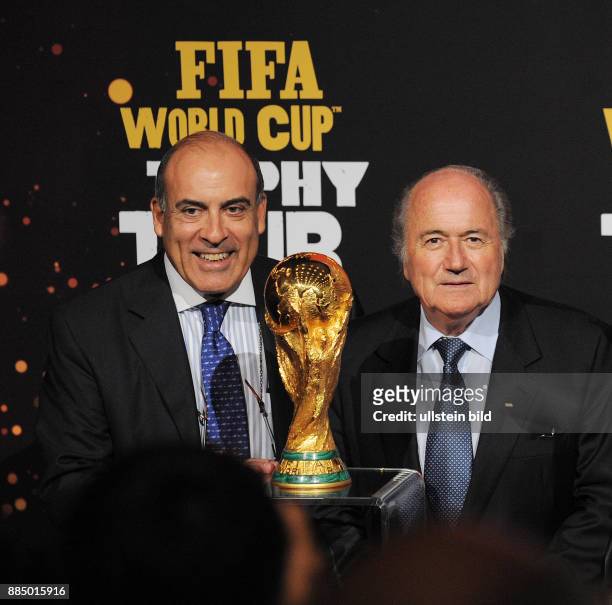 Blatter, Joseph - Praesident, FIFA, Schweiz - mit dem WM-Pokal neben Muhtar Kent , Vorstandsvorsitzender Coca-Cola, beim Start der "FIFA World Cup...