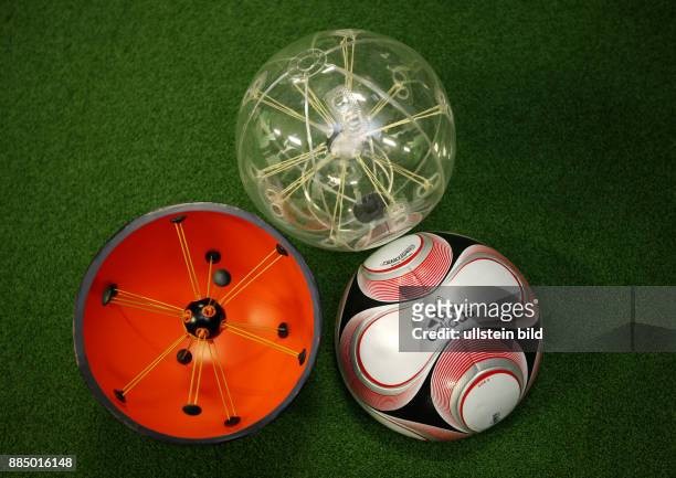Japan Honshu Yokohama - Fussball International FIFA Club WM Japan 2007 Pressekonferenz mit Praesentation des neuen Spielball Adidas Teamgeist 2 mit...
