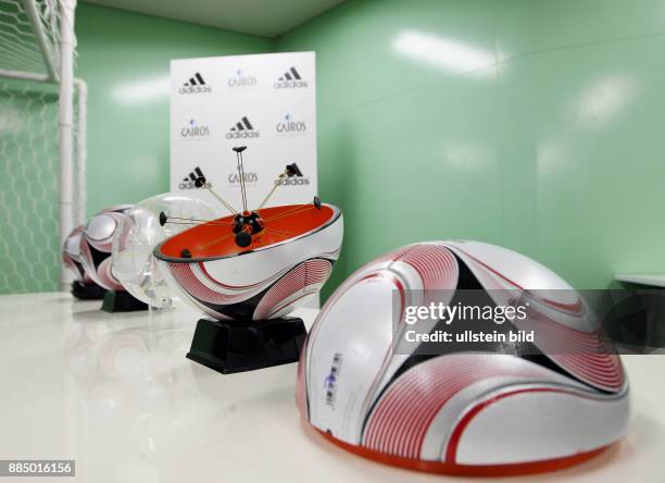 Japan Honshu Yokohama - Fussball International FIFA Club WM Japan 2007 Pressekonferenz mit Praesentation des neuen Spielball Adidas Teamgeist 2 mit...