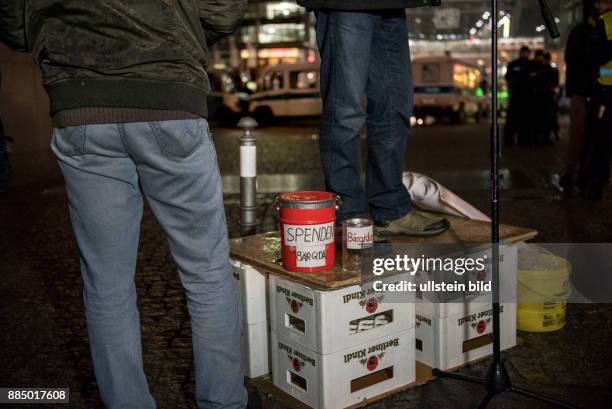 Berlin, , Bärgida Demonstration vor dem Berliner Hauptbahnhof, Teilnehmer am Mikrofon erhöht auf Bierkisten und Spendenbüchse