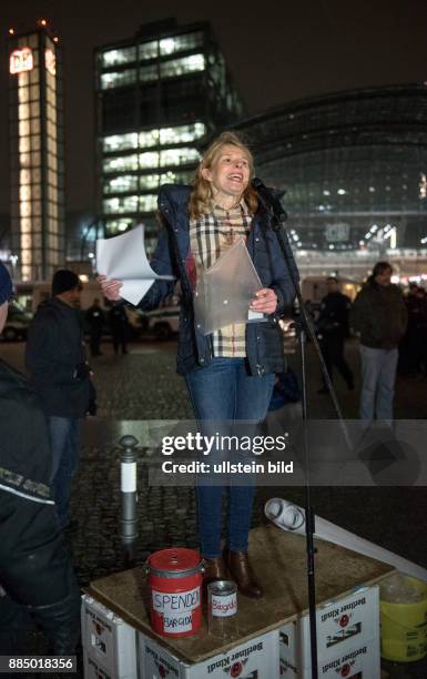 Berlin, , Bärgida Demonstration vor dem Berliner Hauptbahnhof, Rednerin am Mikrofon erhöht auf Bierkisten