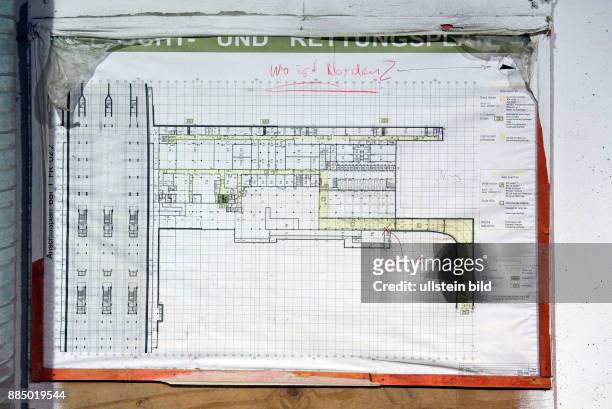 Berlin, , Flughafen-Baustelle BER, technische Zeichnung eines Flucht-und Rettungsplans eines unterirdischen Teils neben der Haupthalle des Flughafens...