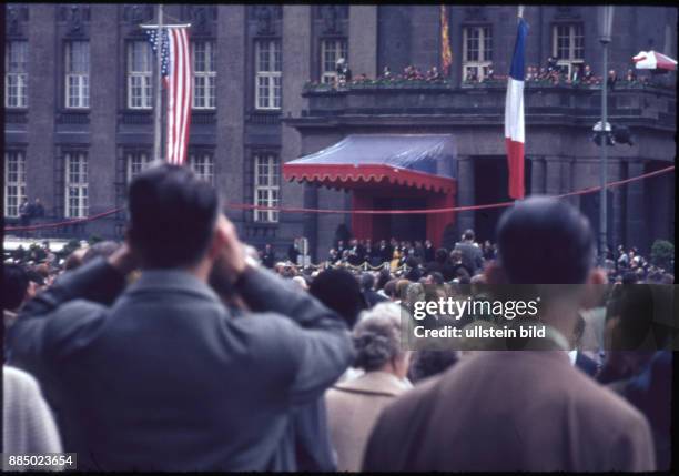 Queen Elisabeth II. Und Prinz Philip zu Besuch in Berlin, Schaulustige Berliner Bevölkerung vor dem Rathaus Schöneberg
