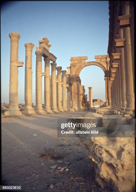 Syrien, Aufnahme ca. 1982,Historische Ruinen, Palmyra, Hadrianstor mit Kolonnade