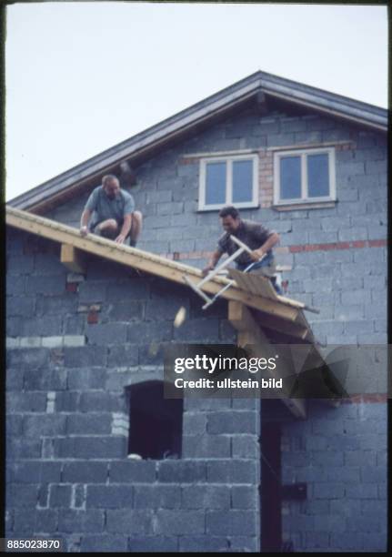 Aufnahme, Ende 60er Jahre, Bauarbeiter auf dem Dach