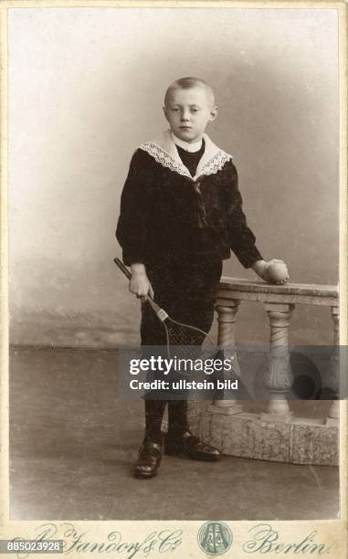 Aufnahme ca. 1910, Junge mit Tennisschläger