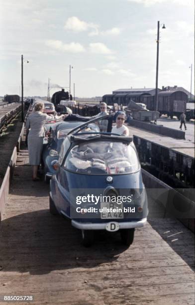 Aufnahme ca. 1960, Oldtimer BMW Isetta, auf dem Autozug nach Sylt