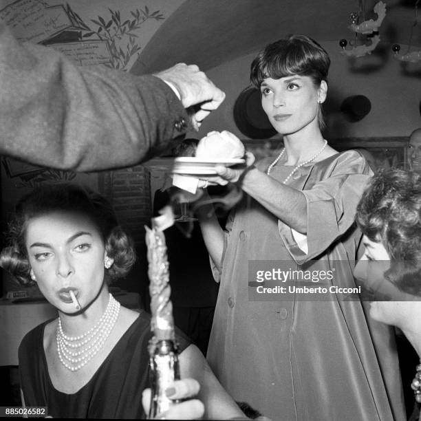 Italian actress and fashion model Elsa Martinelli is with Gaea Pallavicini at the restaurant 'Rugantino' during a dinner party, Rome 1958.