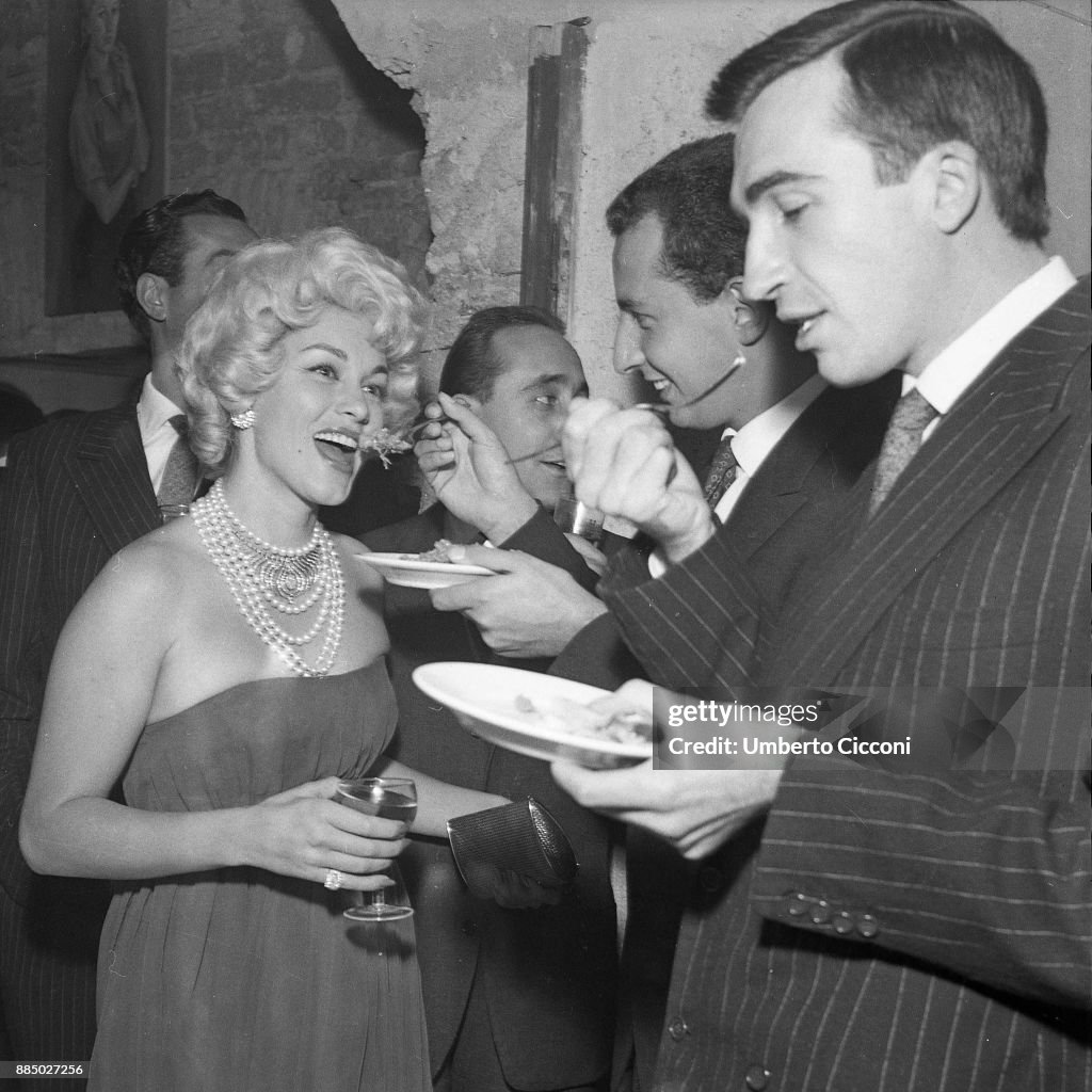 Actress Linda Christian with Lello Bersani, Antonio Gerini and Mario Ruspoli at the restaurant 'Rugantino' during a dinner party, Rome 1958