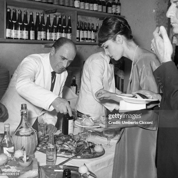 Italian actress and fashion model Elsa Martinelli at the restaurant 'Rugantino' during a dinner party, Rome 1958.