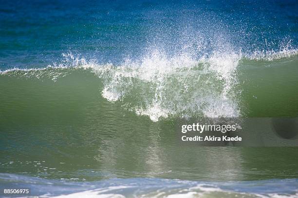 wave splash - atsumi stockfoto's en -beelden