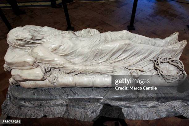The sculpture of the veiled Christ, by the sculptor Giuseppe Sanmartino, in the chapel of Sansevero.