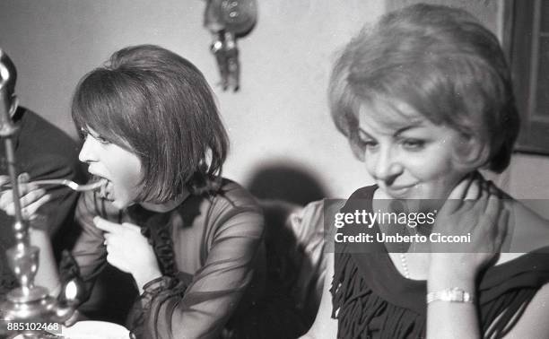 Alda Chelli and Vanda Monte eating at the restaurant 'Angolo di Roma', Rome 1963.