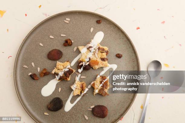 amaretto raisin bread pudding. - raisin bread stock pictures, royalty-free photos & images