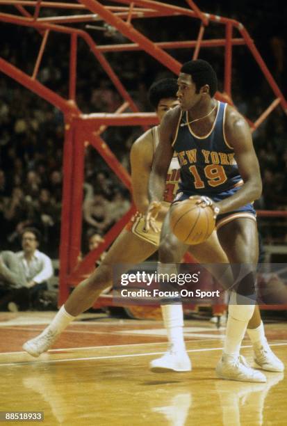 S: Willis Reed of the New York Knicks is guarded closely by Wes Unseld of the Washington Bullets during a early circa 1970's NBA basketball game at...