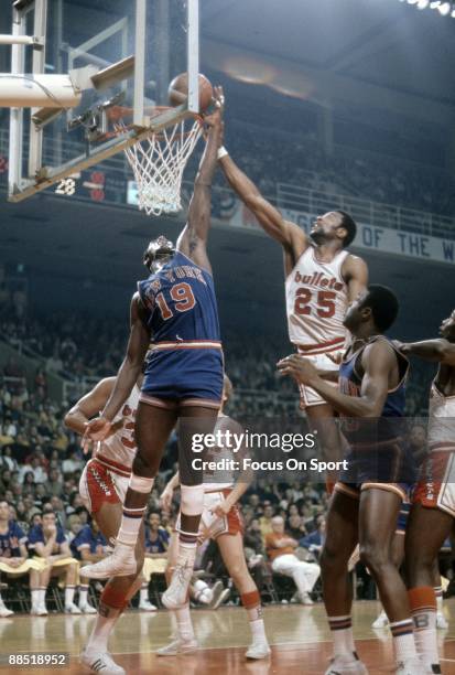 S: Willis Reed of the New York Knicks battles for a rebound with Gus Johnson of the Washington Bullets during a early circa 1970's NBA basketball...