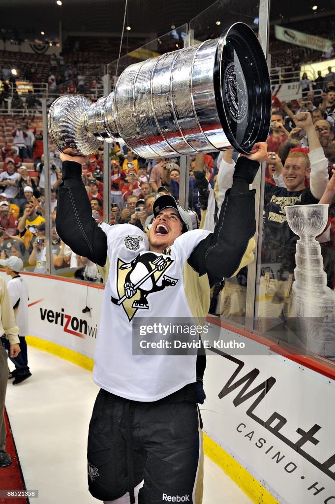Pittsburgh Penguins Sidney Crosby Victorious Raising Stanley Cup pittsburgh-penguins-sidney-crosby-victorious-raising-stanley-cup