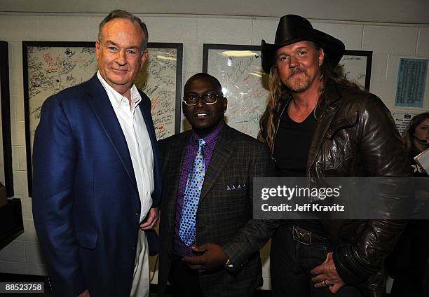 Personalities Bill O'Reilly, Randy Jackson and Musician Trace Adkins pose backstage during the 2009 CMT Music Awards at the Sommet Center on June 16,...