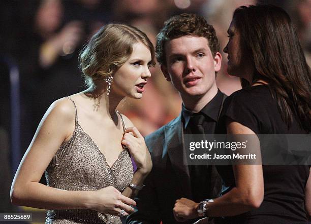 Singer/musician Taylor Swift and brother Austin Swift attend the 2009 CMT Music Awards at the Sommet Center on June 16, 2009 in Nashville, Tennessee.