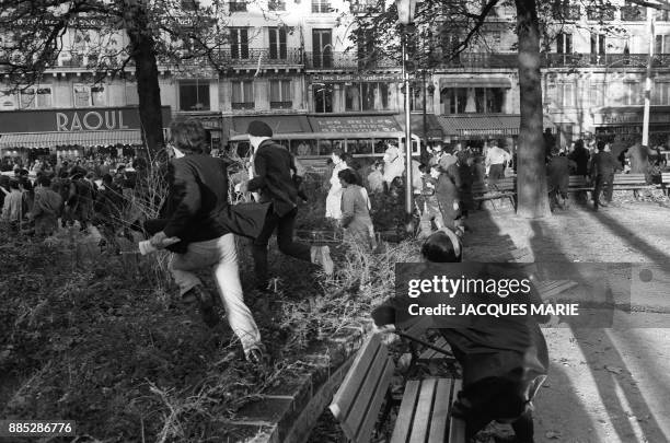 Un policier, membre des CRS, poursuit des manifestants rue de Rivoli, lors d'une manifestation le 6 mai 1968 à Paris, lors des événements de Mai-Juin...