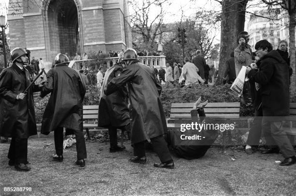 Des policiers, membres des CRS, chargent et matraquent des manifestants rue de Rivoli, lors d'une manifestation le 06 mai 1968 à Paris, lors des...