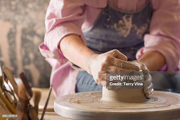 active senior woman making pottery - pottery wheel photos et images de collection