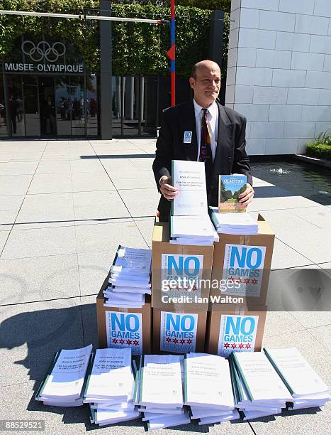 Tom Tresser from the 'No Games Chicago' campaign protests outside the Olympic Museum while the Chicago 2016 Olympic team presents their bid to the...