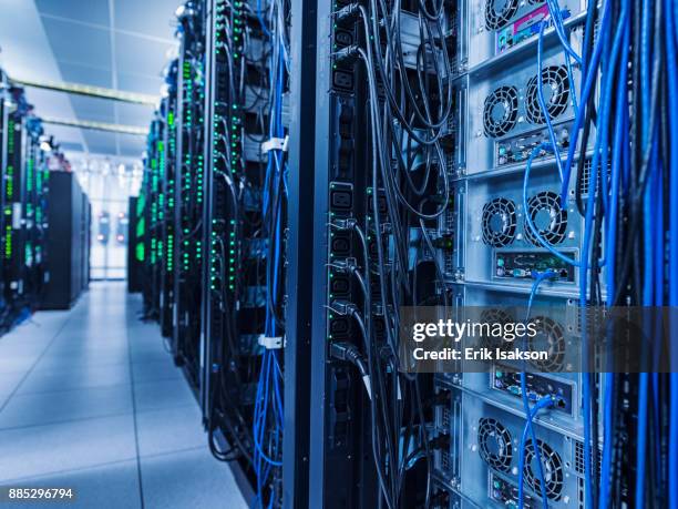 empty aisle in server room - centro de datos fotografías e imágenes de stock