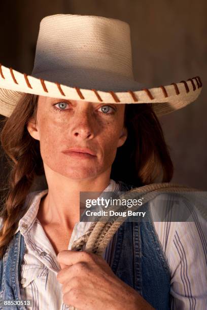 female roper posing - cowgirl hairstyles fotografías e imágenes de stock