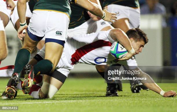 Henry Trinder of England scores a try during the IRB Junior World Championship Japan 2009 semi final match between England and South Africa at Prince...
