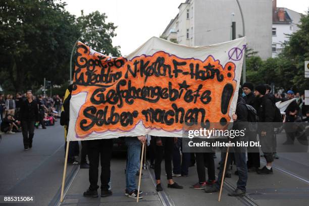 Stangentransparent mit der Aufschrift "Egal ob Wedding, Neukölln, Friedrichshain: Gefahrengebiete selber machen" Rund 4000 Menschen sind in...