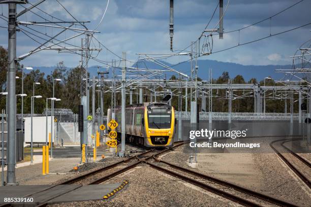 queensland rail pendeltåg från razor-tråd säkerhetsstängslet - queensland bildbanksfoton och bilder