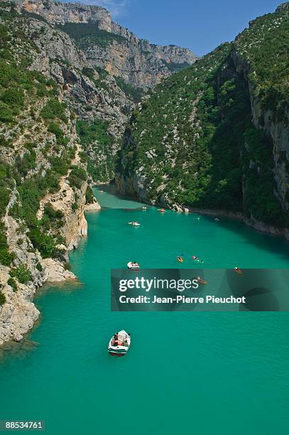 boats on verdon canyon provence france - jean pierre verdon fotografías e imágenes de stock