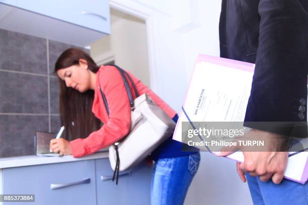 france, signature dun lease of hiring. - cheque en blanco fotografías e imágenes de stock