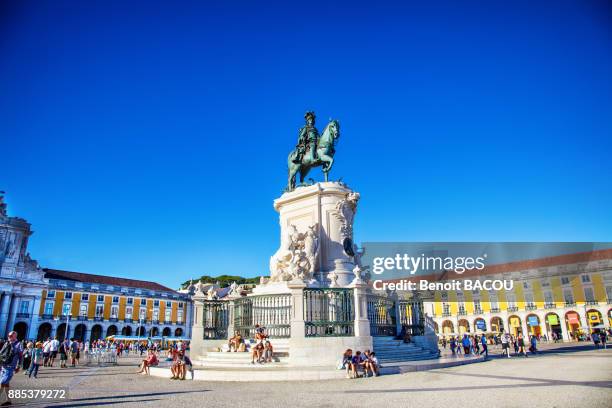 statue of joseph 1, place du commerce, pembaline, lisbon, portugal - equestrian royal horses stock pictures, royalty-free photos & images