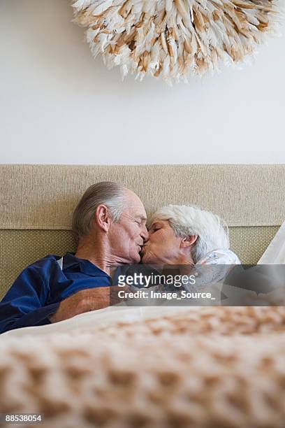 ein altes paar mit einem kuss " - old couple love stock-fotos und bilder