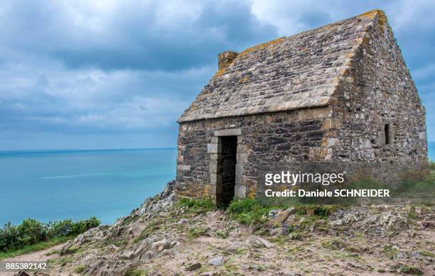 normandy, manche, natural protected site of the carolles champeaux cliffs, the vauban hut at the edge of the customs path - carolles stock-fotos und bilder