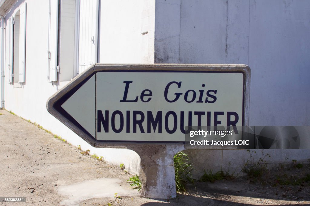 France, Vendee, indicator panel Le Gois, passable road.