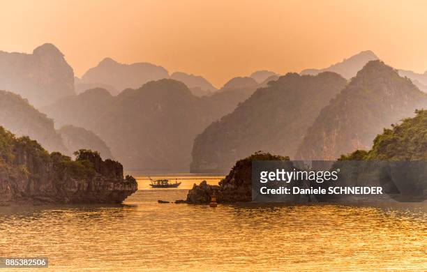 vietnam, ha long bay at sunset, (unesco world heritage) - ハロン湾 ストックフォトと画像