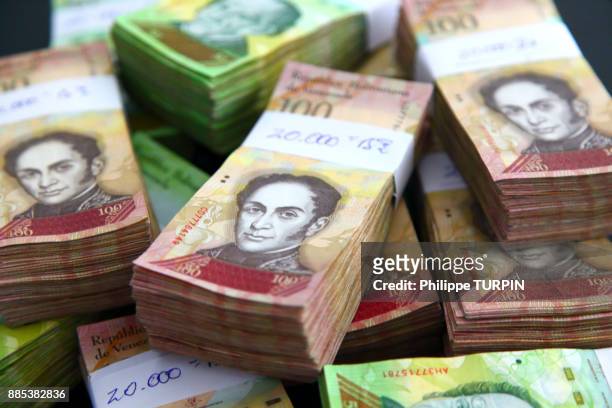 venezuela. money problems - venezuelan bolívar currency stockfoto's en -beelden