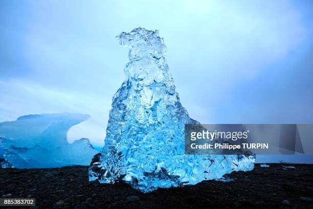 iceland, chunks of ice on the shore of jokussarlon - 氷　塊 ストックフォトと画像